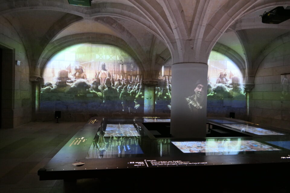 L'Historial a été aménagé dans les locaux de l'archevêché, là où Jeanne d'Arc avait jugée puis réhabilitée, au XVe siècle. 