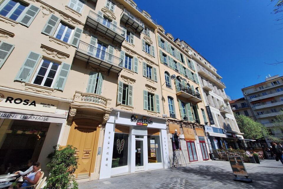 L'immeuble est idéalement situé dans le centre de Nice.