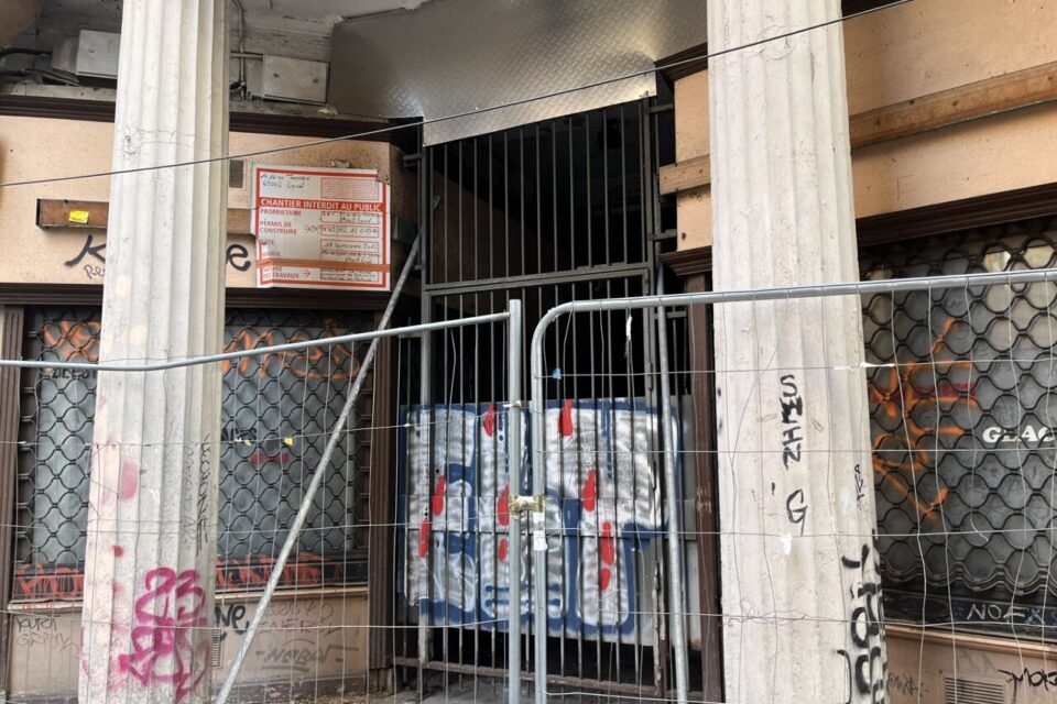Une affiche de chantier datant de 2012 lorsqu'il y avait encore l'ancien propriétaire, ANF immobilier, est même encore visible.