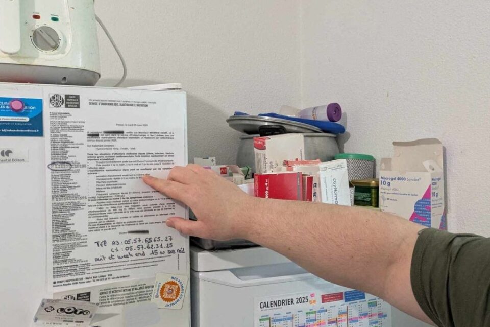 Les protocoles médicaux en cas d'urgence sont su le frigo.