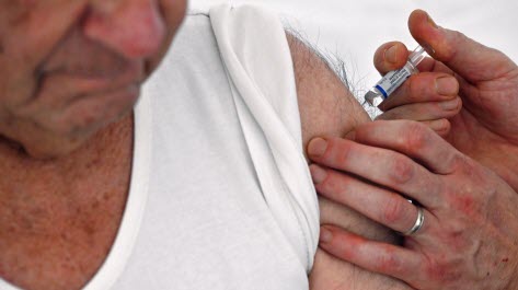 SANTE - EPIDEMIE DE GRIPPE - CENTRE DE VACCINATION TEMPORAIRE - VAXIGRIPTETRA - SANOFI. Nancy 14 janvier 2025. Une personne se fait injecter une dose de vaccin grippal quadrivalent (inactivé, à virion fragmenté) VaxigripTetra par suspension injectable en seringue préremplie par vois intramusculaire (IM) ou sous-cutanée (SC) lors de l'ouverture du centre de vaccination gratuit contre la grippe pour les personnes âgées de plus de 65 ans ou aux personnes à risques avec la Communauté Professionnelle Territoriale de Santé (CPTS) du Grand Nancy dans la salle de l'Orangerie. PHOTO Alexandre MARCHI. Photo Alexandre Marchi