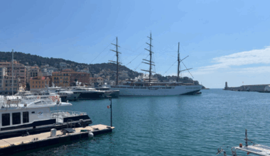Nice. C'est quoi ce sublime et gigantesque bateau amarré dans le port