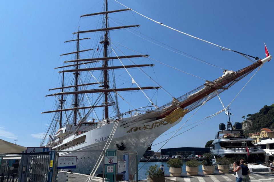 De nombreux curieux ont immortalisé la présence du trois mats à Nice.