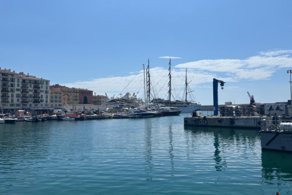 Le Sea Cloud II domine le port de Nice.