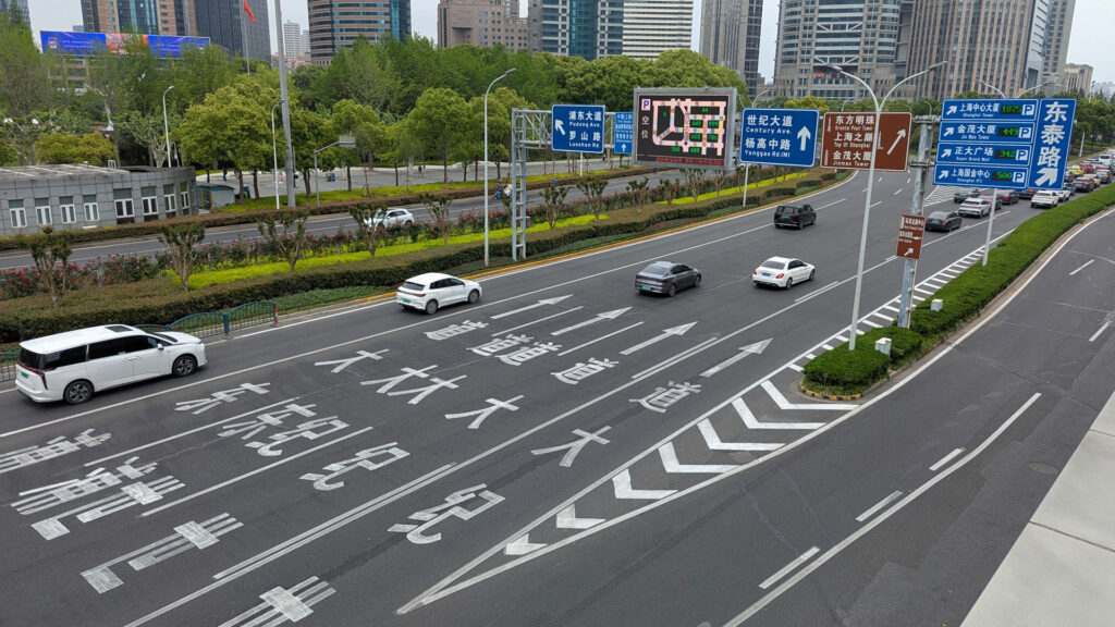 Cirtculation dans le centre de Shanghai où les électriques dominent // Source : Raphaelle Baut pour Numerama