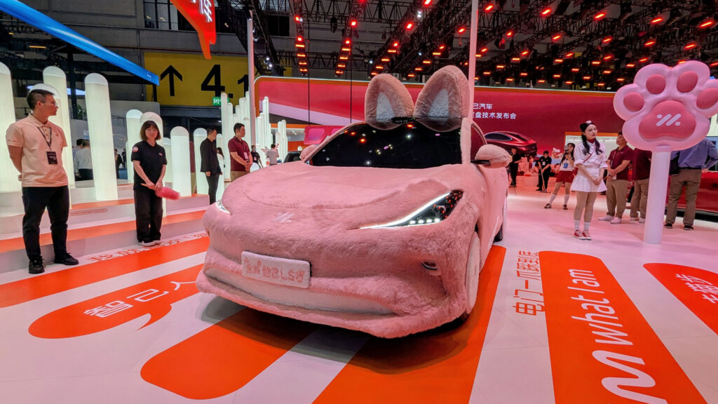 IM LS6 en fourrure rose au salon de Shanghai 2025  // Source : Raphaelle Baut pour Numerama