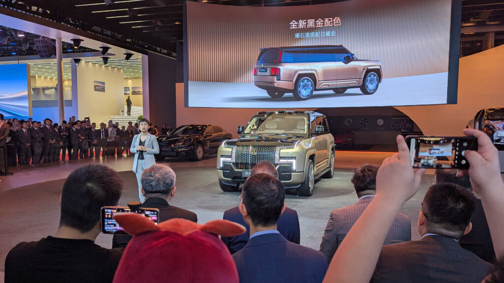 La patronne de Yangwang présente le nouveau U8L au salon de Shanghai 2025 // Source : Raphaelle Baut pour Numerama