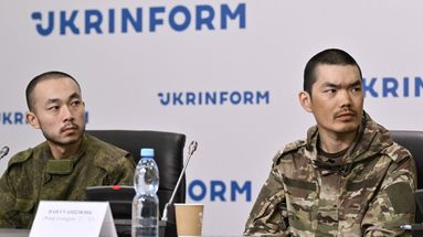 Les ressortissants chinois Zhang Renbo (à gauche) et Wang Guangjun (à droite) assistent à une conférence de presse à Kiev le 14 avril 2025.