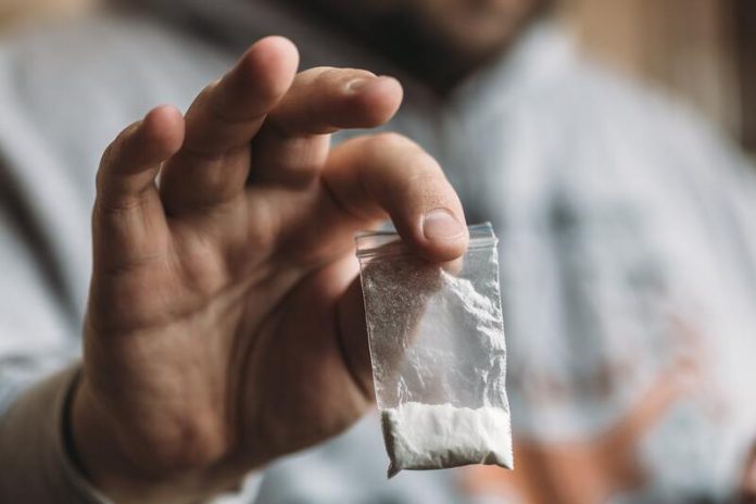 solution médicament addiction cocaïne mavoglurant Ma Santé Un homme qui consomme de la cocaïne.