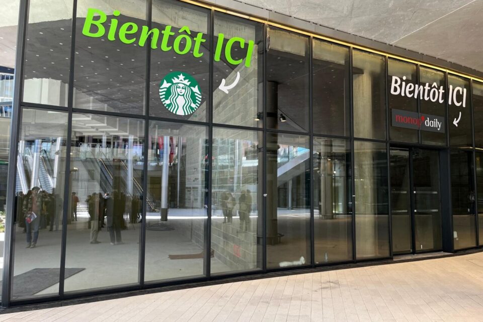 Le Starbucks et le Monop'daily qui vont ouvrir sur la place basse de la gare SNCF Lyon Part-Dieu.