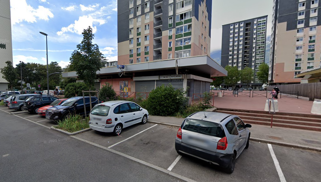 un bureau de tabac incendié en plein jour