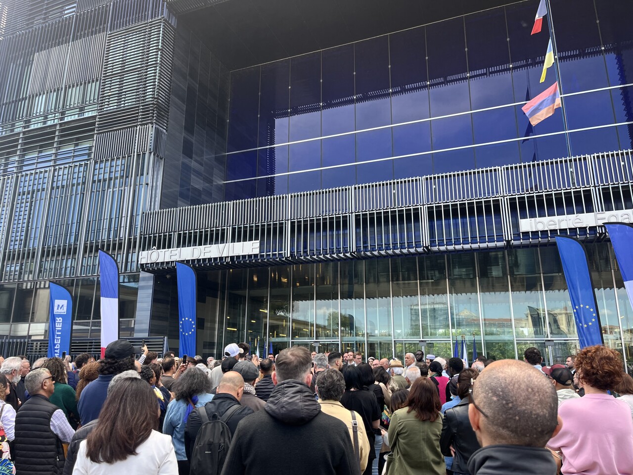 une foule unie contre la haine après l'attaque de La Grand-Combe