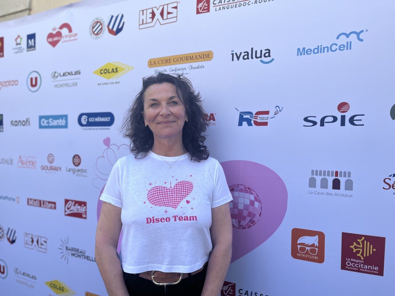 une course, des paillettes et beaucoup d’espoir