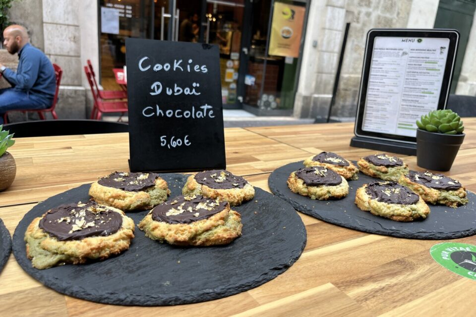 Cookie au chocolat noir 70 %, crème de pistache italienne et sucre de datte : chez Pur Vitaé, le chocolat de Dubaï devient une alternative plus saine.