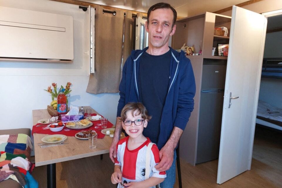 Temuri occupe une des tiny house avec son fils, sa fille et sa femme depuis un peu plus d'une semaine.