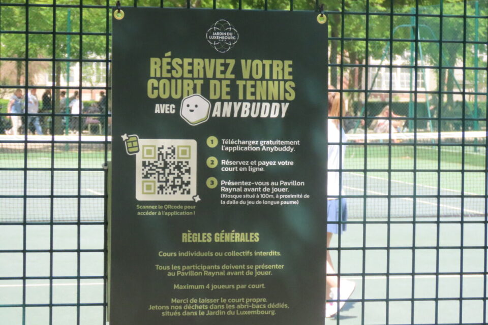 Avant d'entrer sur le court, un panneau avertit les joueurs des nouvelles règles mises en place par la plateforme de location Anybuddy. 