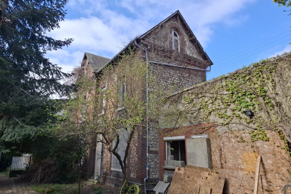 La maison sera louée par des artistes.
