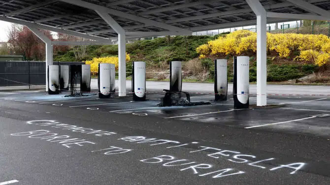 Incendie du superchargeur Tesla à Saint Chamond  // Source : Le progrès