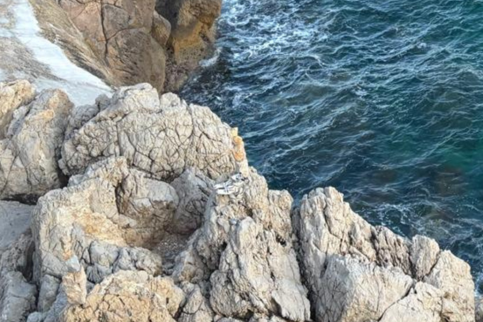 Une quatrième peluche a pris place sur les rochers.