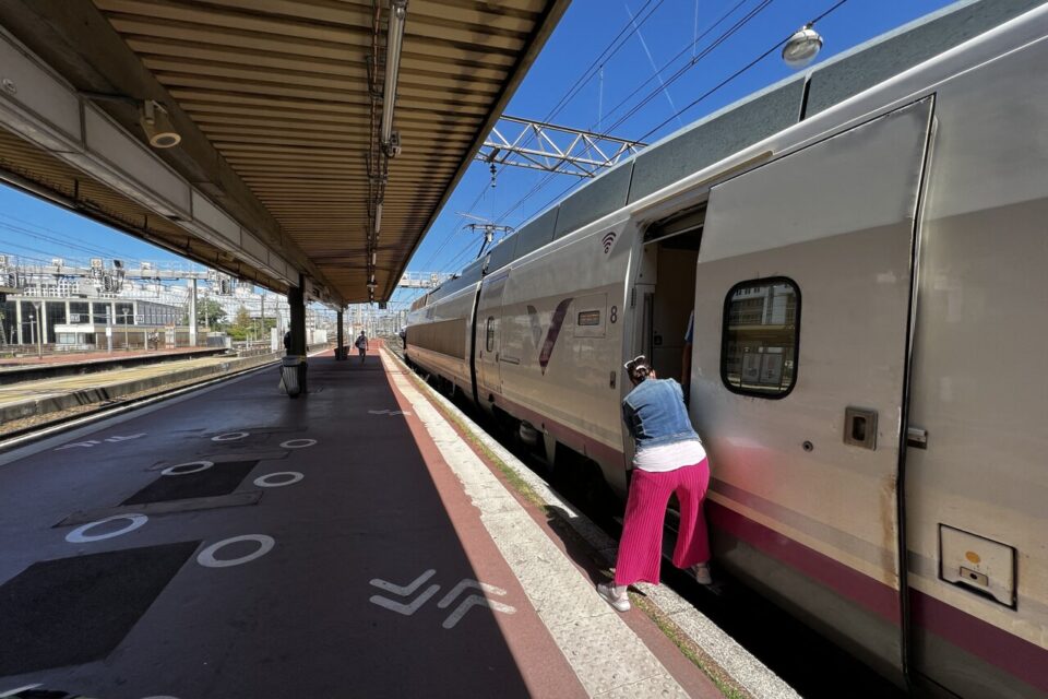 Un train AVE de la Renfe à la gare de Lyon Part-Dieu.
