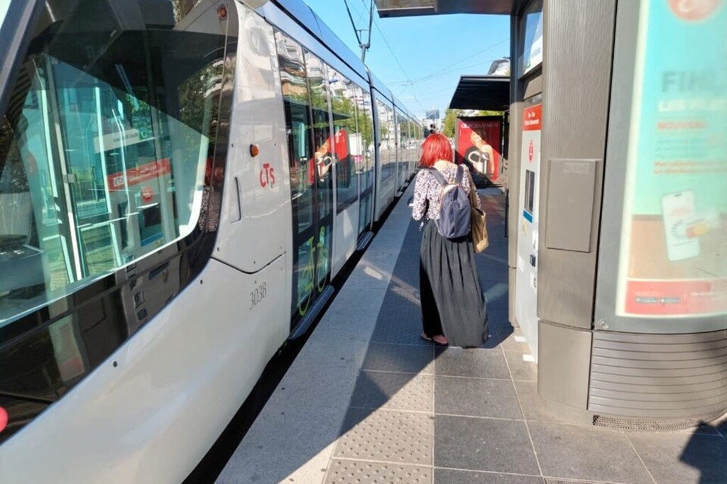 inscrivez-vous pour devenir la voix qui annonce les stations