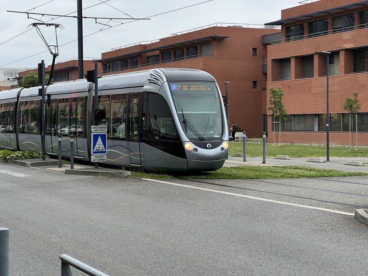 deux personnes blessées, dont une fillette de trois ans