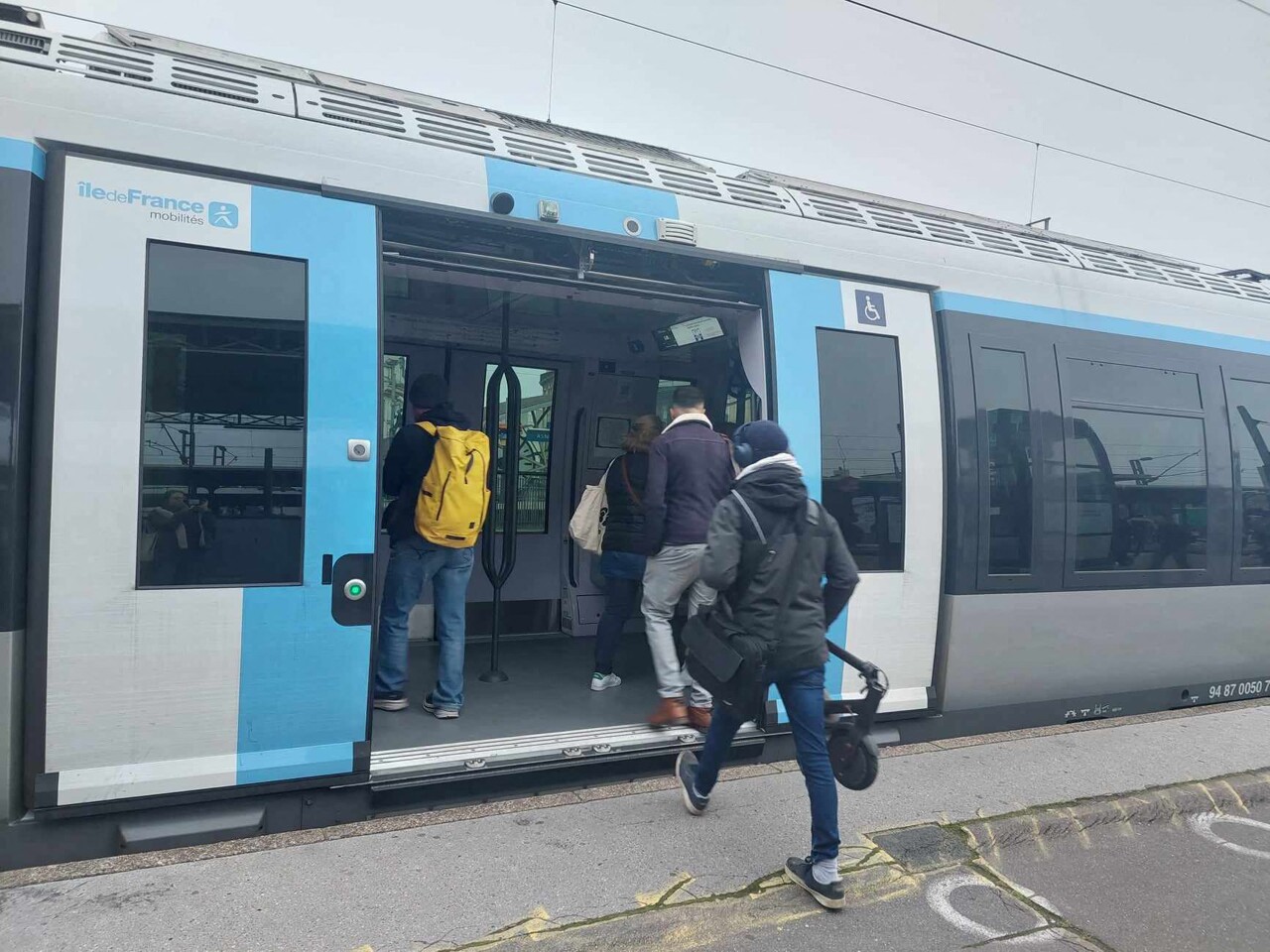 "Incident majeur" sur la ligne J, reprise des vols entre Paris et Beyrouth... L'info à midi en Île-de-France