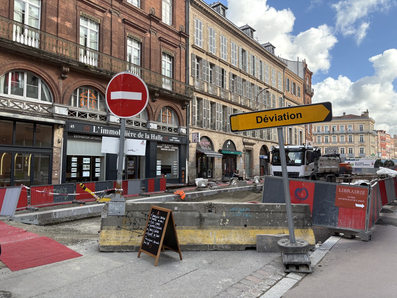 Toulouse. Les règles de circulation de cette rue en chantier évoluent pour continuer les travaux