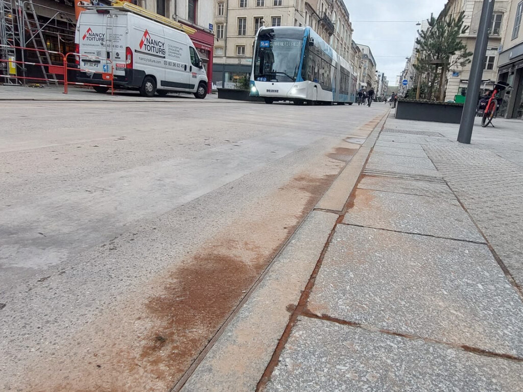pourquoi des traces orangées sont-elles visibles sur la plateforme du trolleybus ?