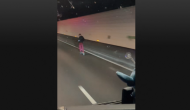 un homme filmé en trottinette sous le tunnel de Fourvière
