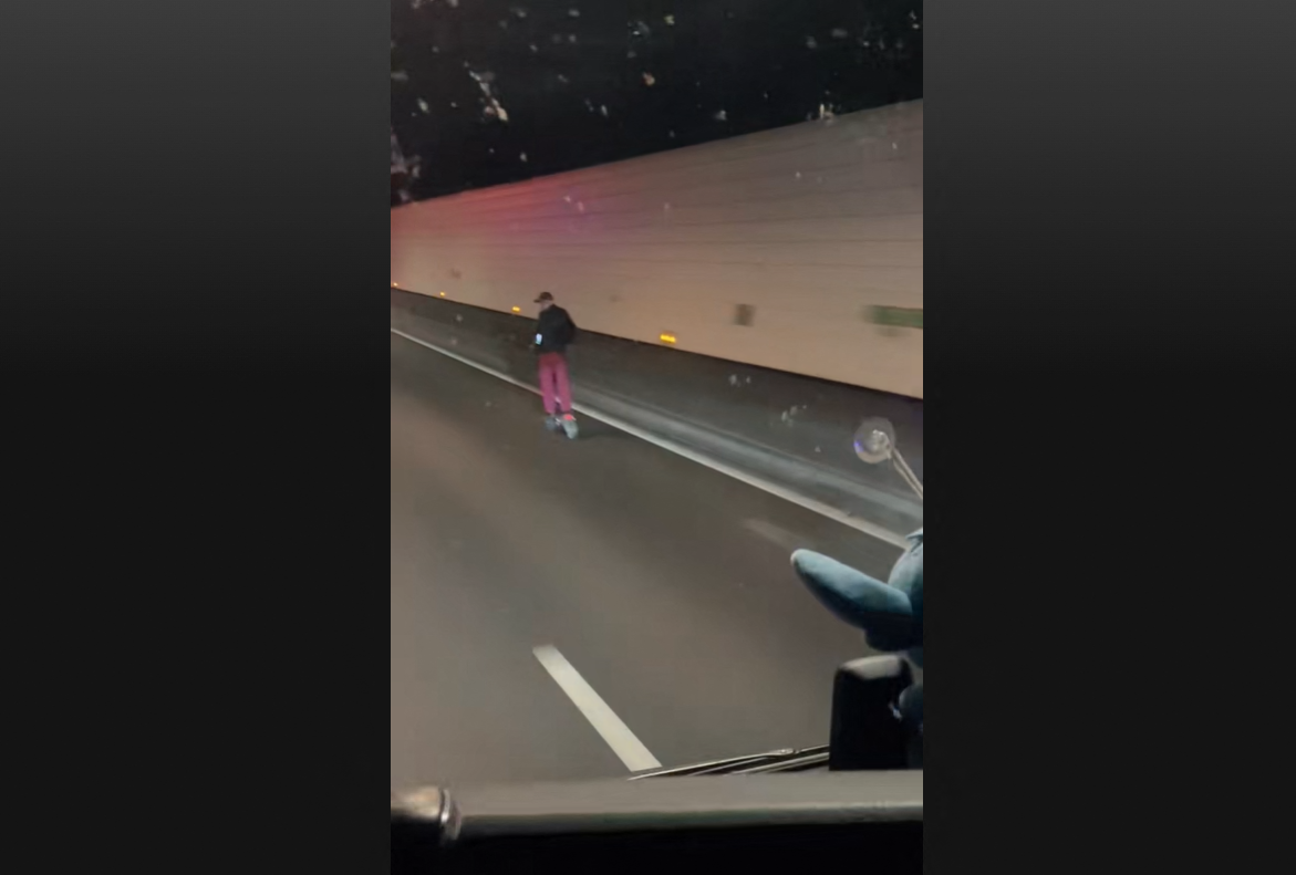 un homme filmé en trottinette sous le tunnel de Fourvière