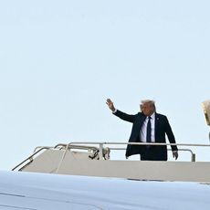Le président américain Donald Trump monte à bord d'un Air Force One à l'aéroport international Leonardo da Vinci de Fiumicino, le 26 avril 2025, après la cérémonie funéraire du pape François au Vatican. 