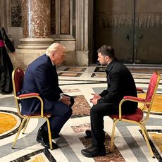 Le président ukrainien Volodymyr Zelensky échange en tête-à-tête avec son homologue américain Donald Trump avant les funérailles du pape François à Rome, le 26 avril 2025.