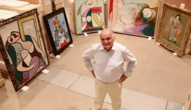 David Nahmad devant cinq des 110 tableaux prêtés pour l’exposition «Picasso dans la collection Nahmad» au Grimaldi Forum, à Monaco, en 2013.