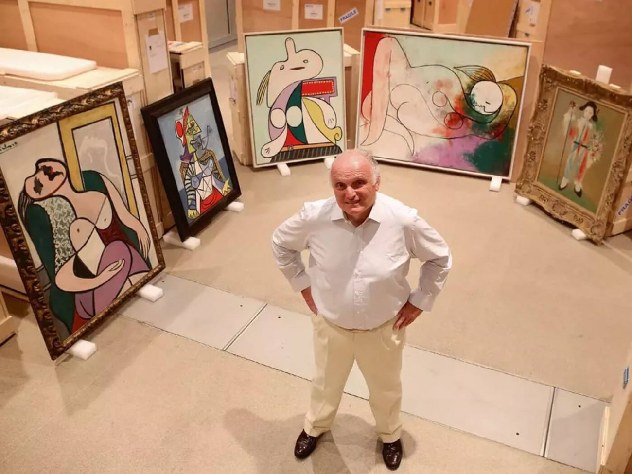 David Nahmad devant cinq des 110 tableaux prêtés pour l’exposition «Picasso dans la collection Nahmad» au Grimaldi Forum, à Monaco, en 2013.