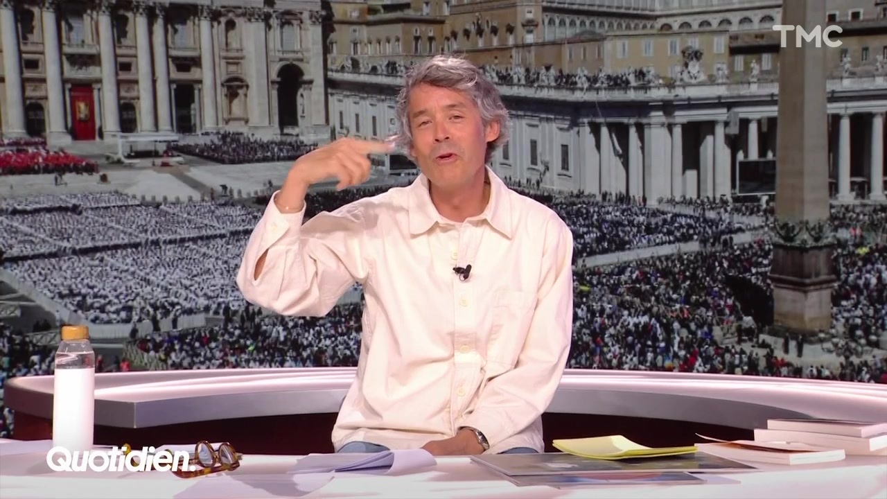 “Le pape et le micro-onde” : retour de vacances sur les chapeaux de roue pour Yann Barthès