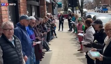 Aux États-Unis, une chaine humaine géante pour aider une librairie à déménager