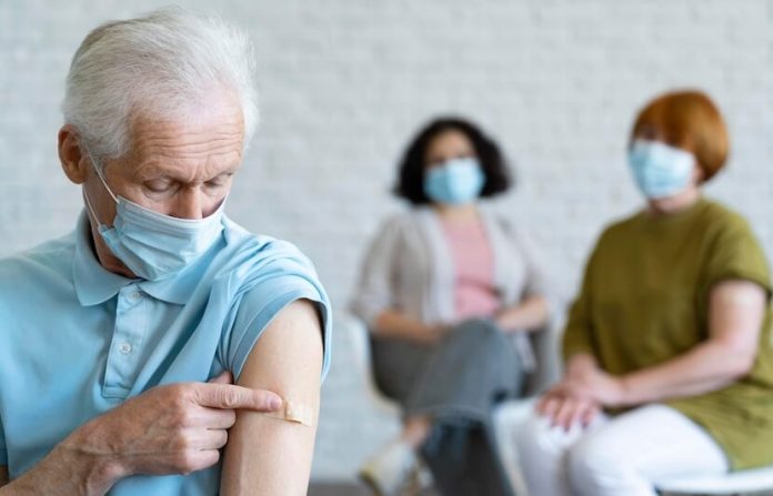 vaccin zona alzheimer demences maladies neurodegeneratives efficace ma sante © Freepik Un homme âgé tout juste vacciné du zona.