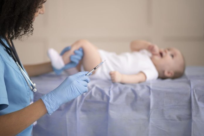 vaccination obligatoire bébé nourrisons hausse des cas méningite Ma Santé Un bébé qui se fait vacciner contre la méningite.