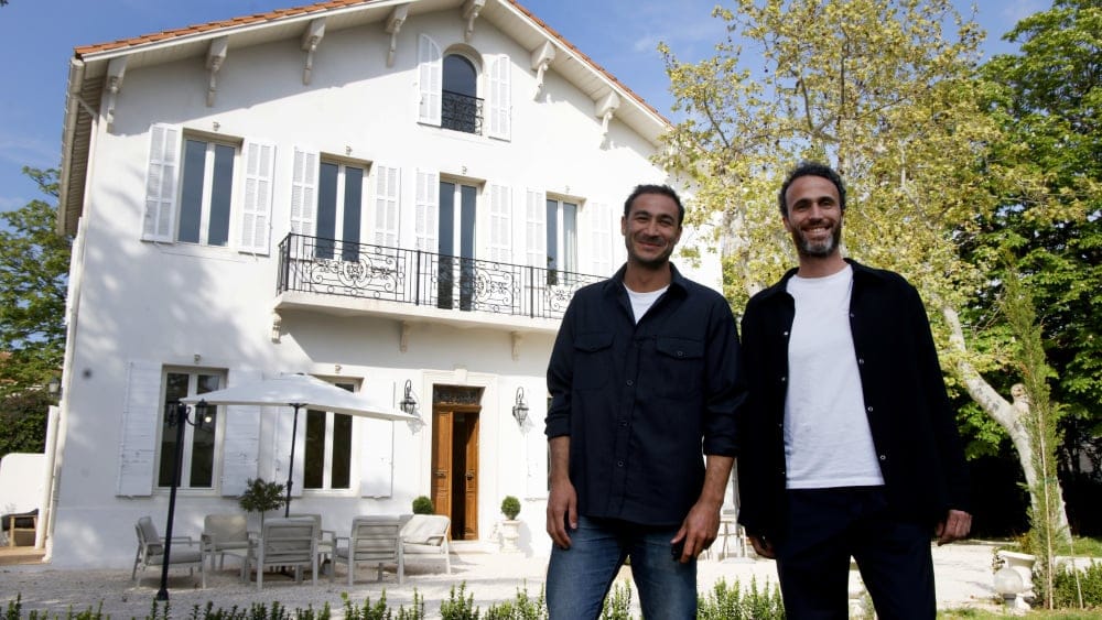 Valentin Kretz (à gauche) de passage à Marseille où il s’occupe de la vente d’une maison de maître dans le quartier de Montolivet (12e) avec ses collaborateurs marseillais, ici Damien Bertrand.