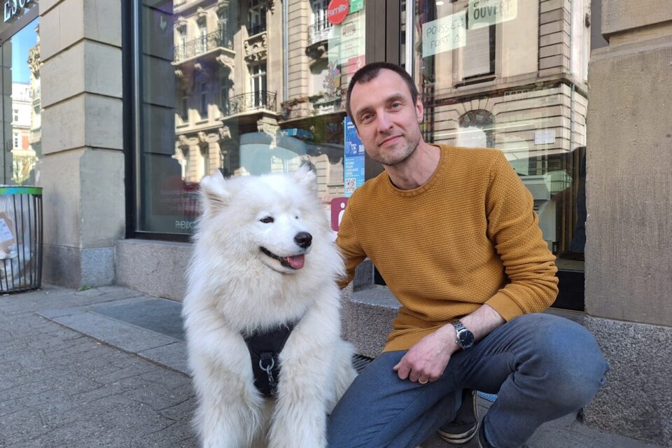 Si vous voyez une grosse boule blanche se prélasser rue des Pontonniers, c'est que Coffee s'cool est ouvert.