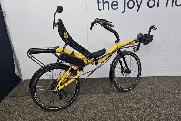 Un vélo couché "haut" sur 2 roues. // Source : M. Lauraux pour Frandroid