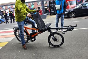 Un vélo biplace Hase avec le cycliste couché à l'avant. // Source : M. Lauraux pour Frandroid