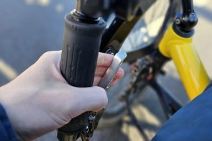 Les deux manettes possèdent des freins, en plus d'un frein pour bloquer le vélo à l'arrêt. // Source : M. Lauraux pour Frandroid