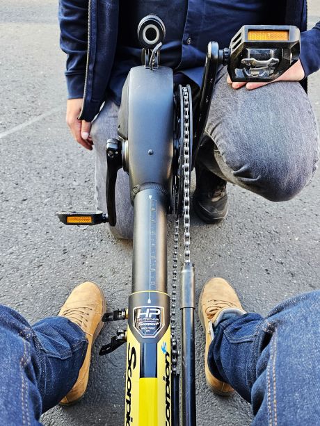 Avant e partir, il faut régler le pédalier à sa longueur de jambes. // Source : M. Lauraux pour Frandroid