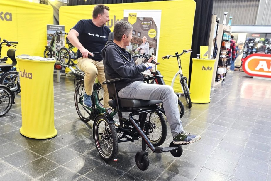 Un vélo électrique pas forcément couché, mais adapté pour le transport d'une personne victime de handicap. // Source : M. Lauraux pour Frandroid