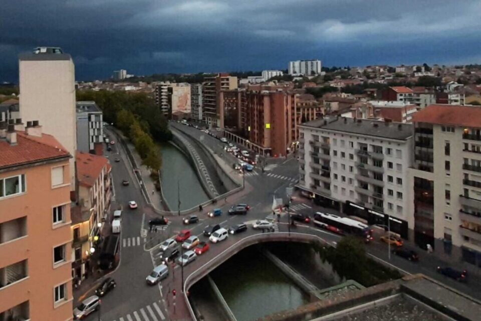 Actuellement, le plan du circulation le long du canal du Midi est très complexe. On passe d'une rive à l'autre à plusieurs reprises, au centre-ville de Toulouse. 