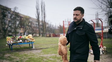 Volodymyr Zelensky rend hommage à des Ukrainiens tués dans des frappes russes