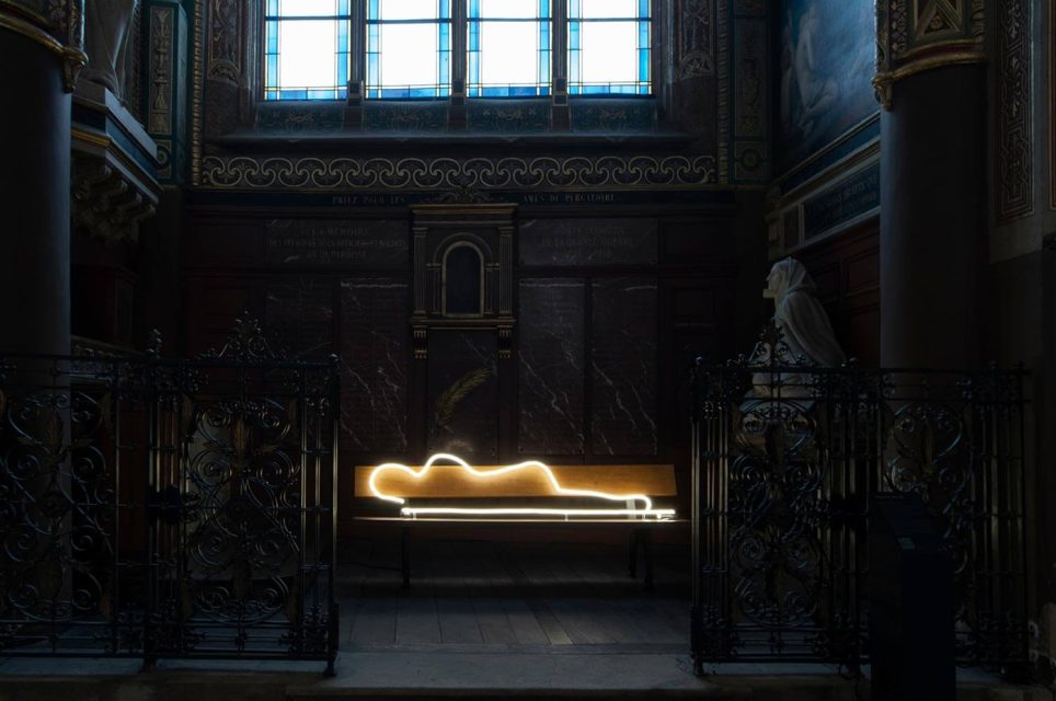 Vue de l’installation « The Glowing Homeless » de Fanny Allié à l’Eglise de Saint-Eustache