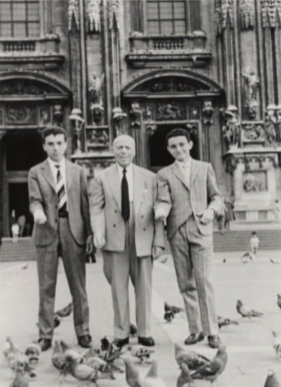 Ezra (à gauche) et David Nahmad (à droite) avec leur père Hillel au début des années 1960 à Milan, où la famille s’est installée après avoir fui la Syrie.
